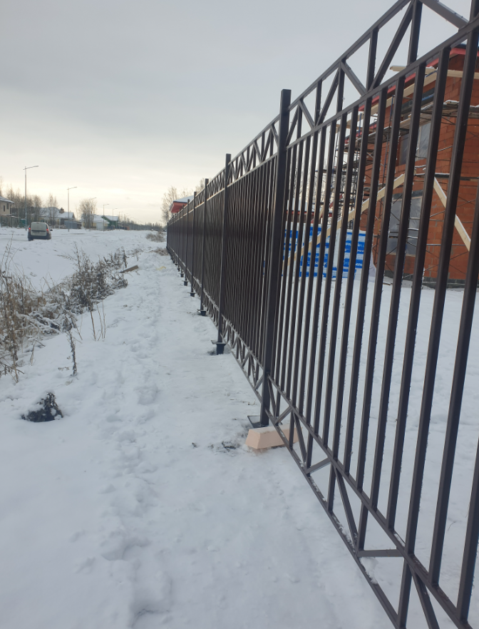 Ограждение из сварных секций с бутованием