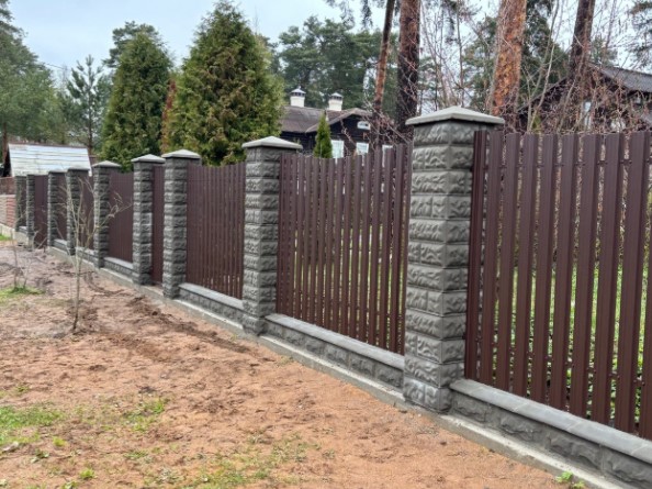 Забор на ленточном фундаменте со столбами из наборных блоков