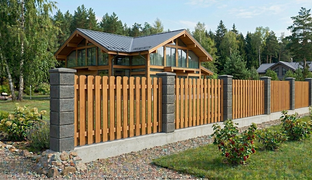 Забор из наборных блоков с деревянным штакетником